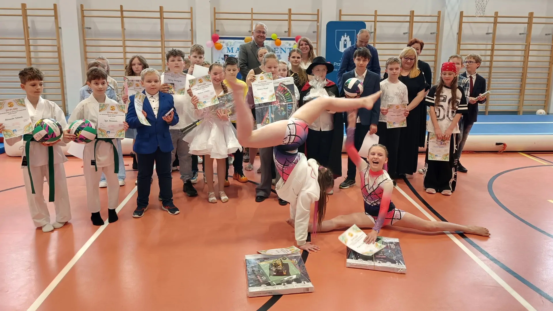 Zdjęcie grupowe laureatów 13. edycji szkolnego konkursu Mam Talent w Mogilanach